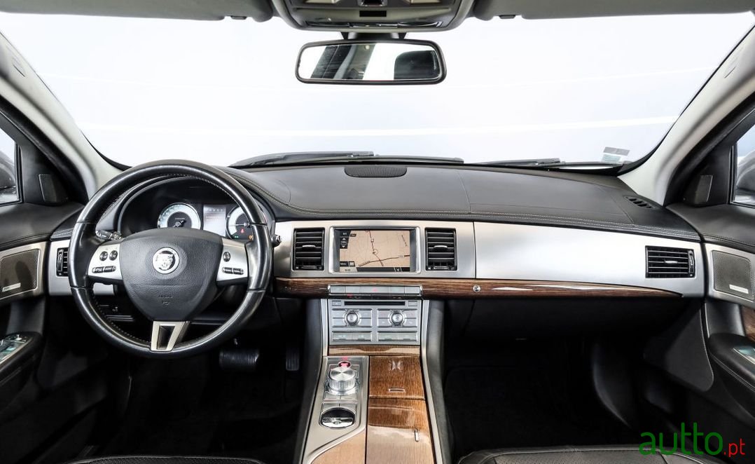 2011' Jaguar XF Luxury photo #6