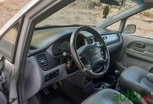 2002' Hyundai Trajet photo #2