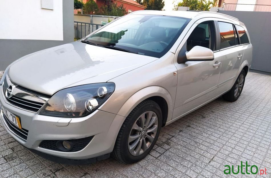 2010' Opel Astra Caravan photo #3