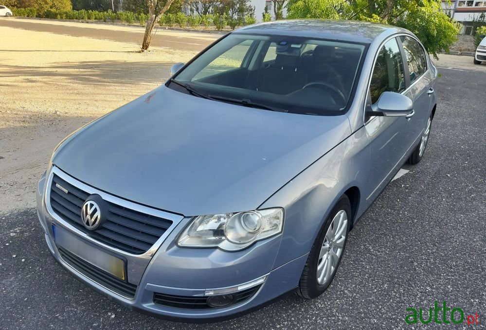 2009' Volkswagen Passat photo #2