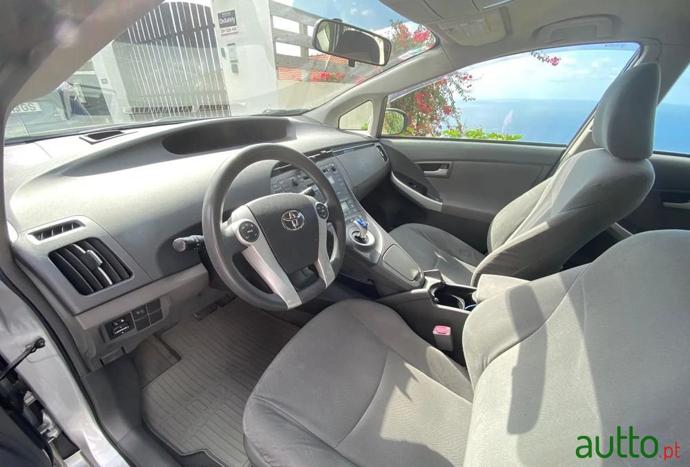 2010' Toyota Prius 1.8 Premium photo #6