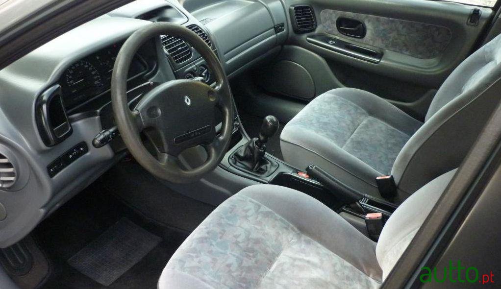 1997' Renault Laguna 1.8 RT photo #2