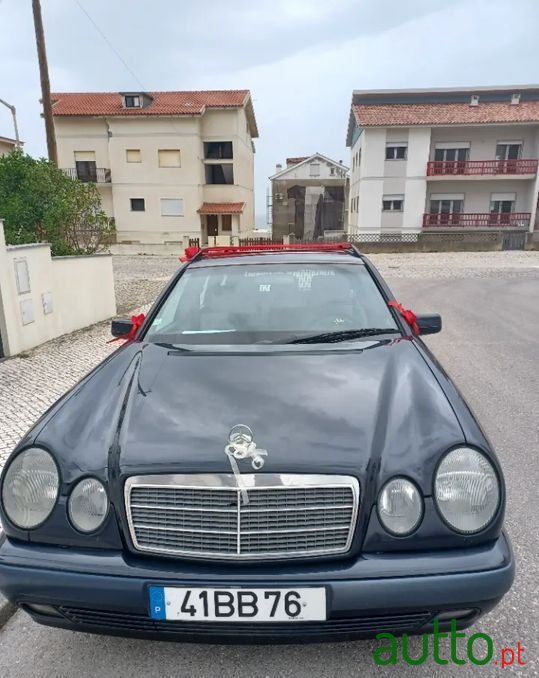 1999' Mercedes-Benz E-220 photo #2