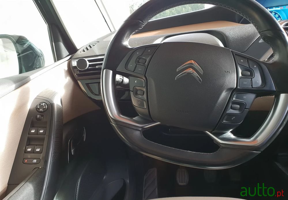 2014' Citroen C4 Picasso photo #6