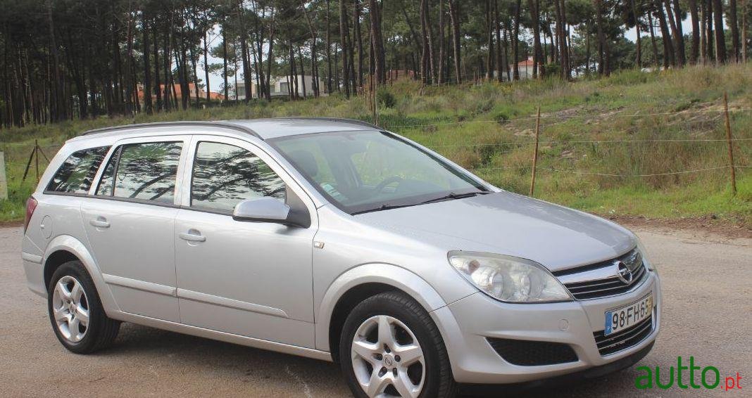 2008' Opel Astra Caravan photo #1