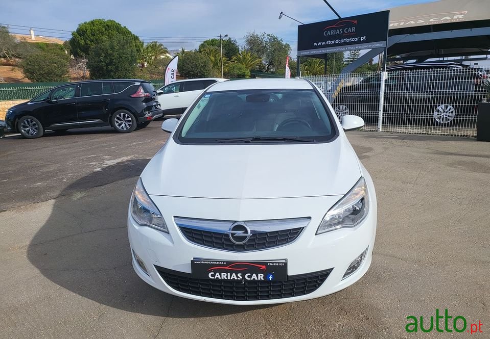 2011' Opel Astra photo #3