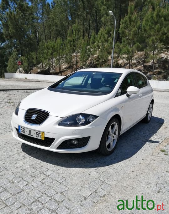 2010' SEAT Leon photo #1