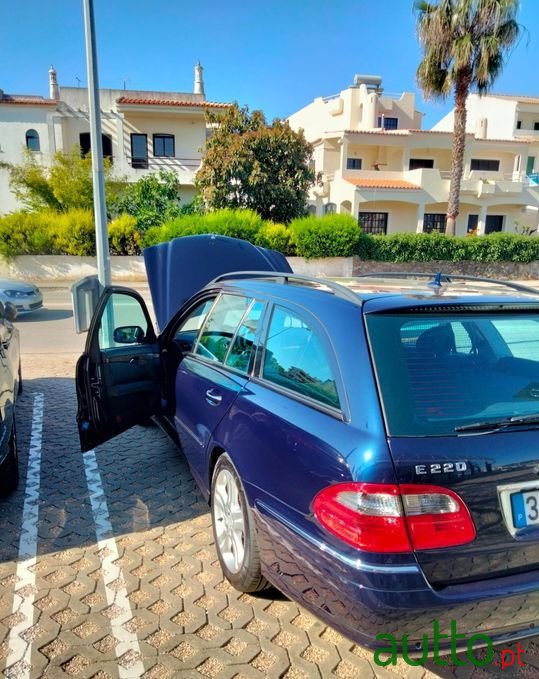 2009' Mercedes-Benz E-220 photo #1