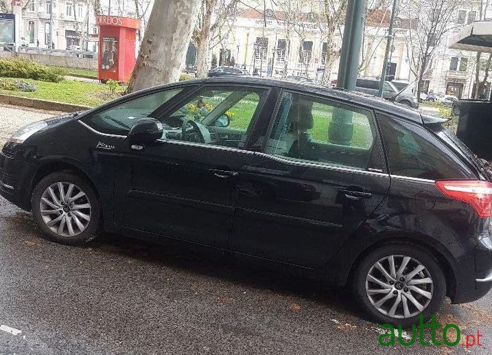 2010' Citroen C4 Picasso photo #2