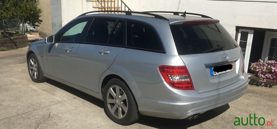 2011' Mercedes-Benz C-200 photo #1