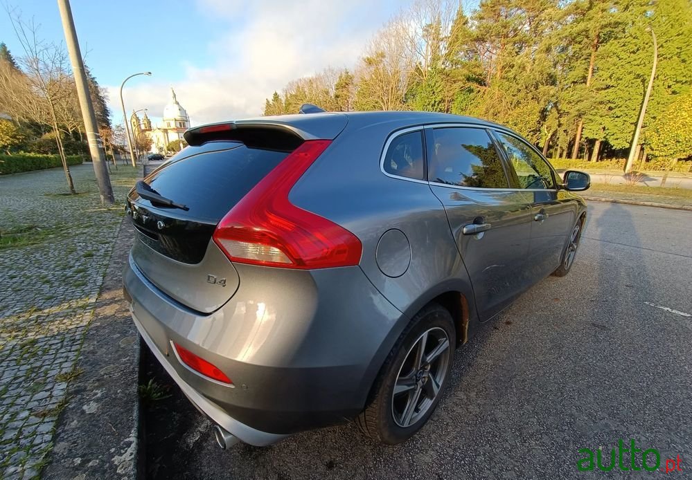 2014' Volvo V40 2.0 D4 R-Design photo #5