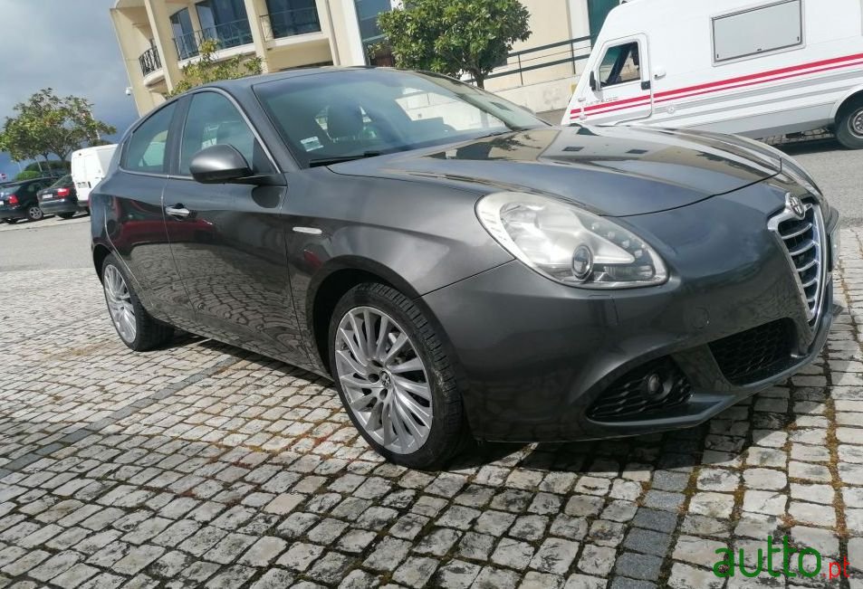 2012' Alfa Romeo Giulietta photo #5
