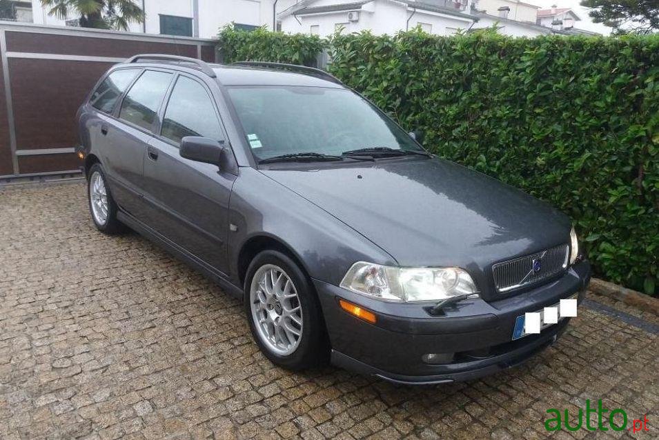 2002' Volvo V40 1.9 D Cr photo #1