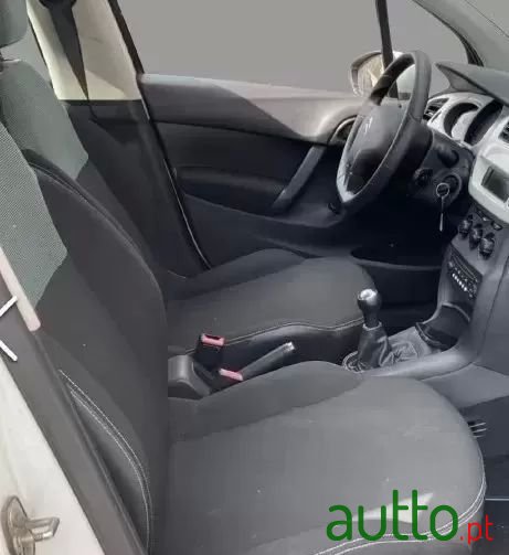 2016' Citroen C3 1.0 Vti Attraction photo #3