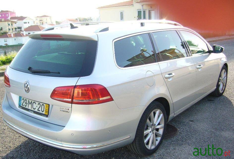 2011' Volkswagen Passat Variant photo #2