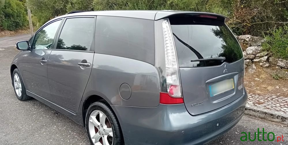 2008' Mitsubishi Grandis photo #2