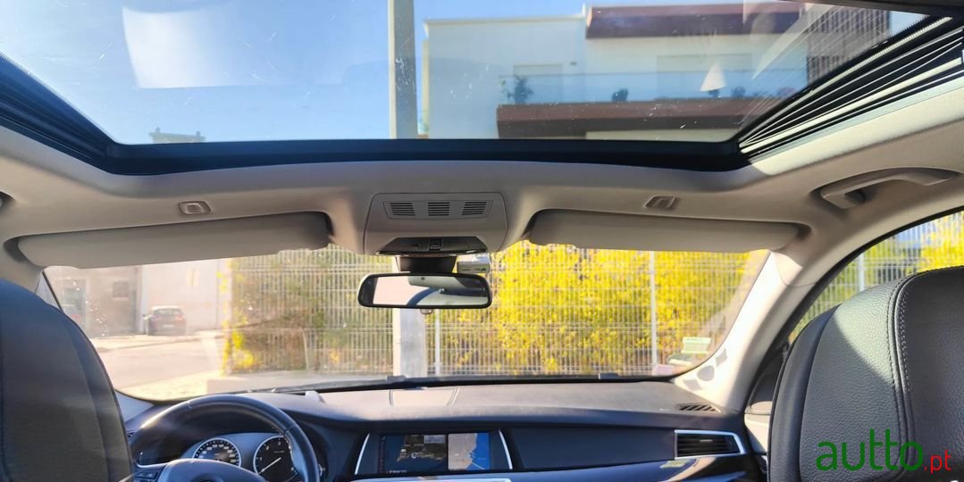 2015' BMW 530 Gran Turismo photo #3