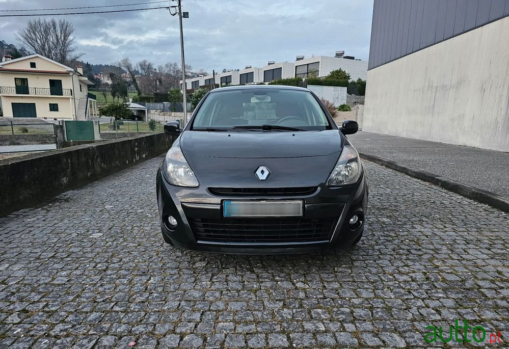 2011' Renault Clio photo #2