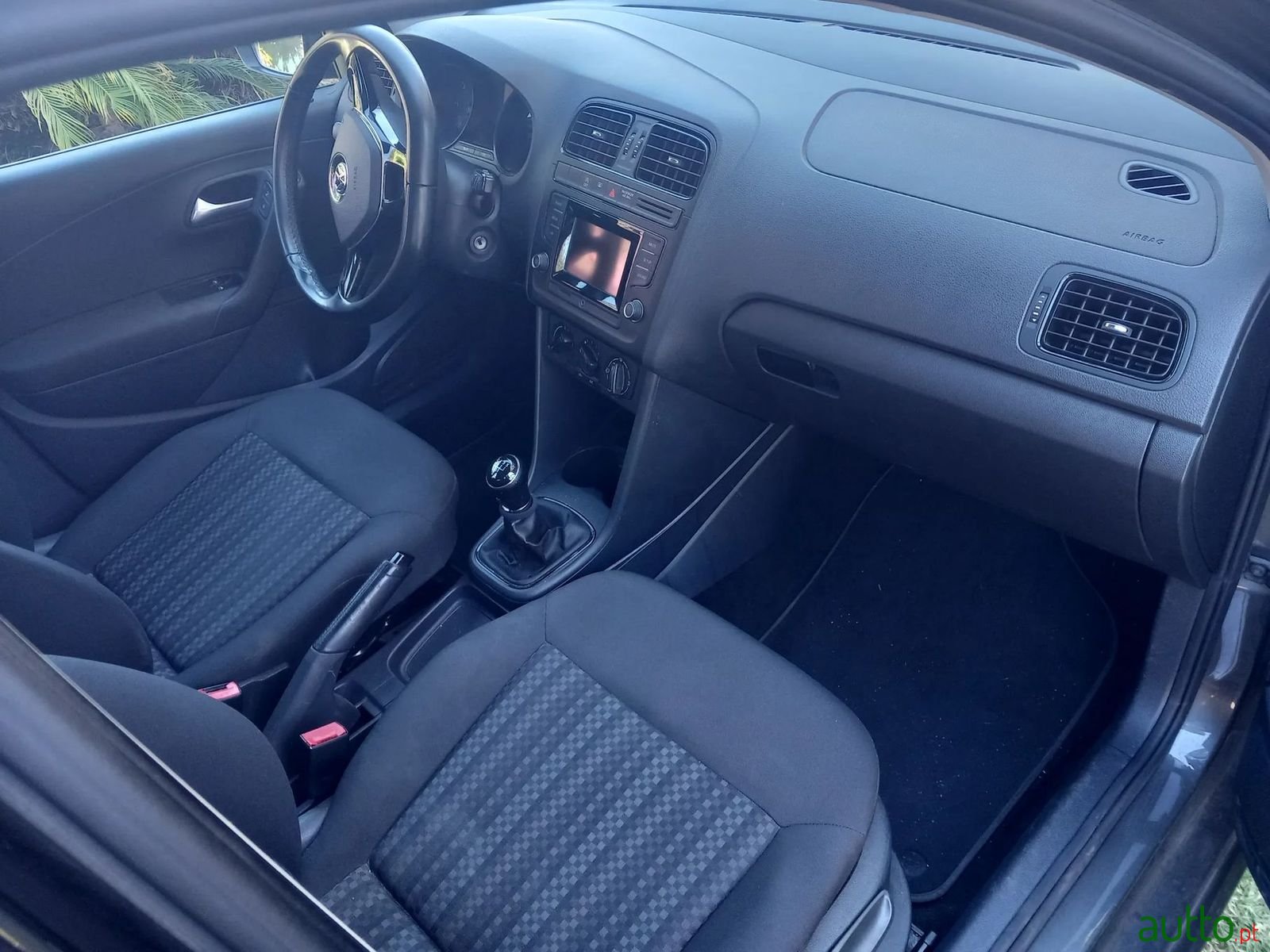 2015' Volkswagen Polo photo #6