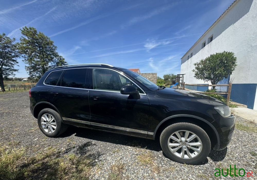 2012' Volkswagen Touareg photo #5