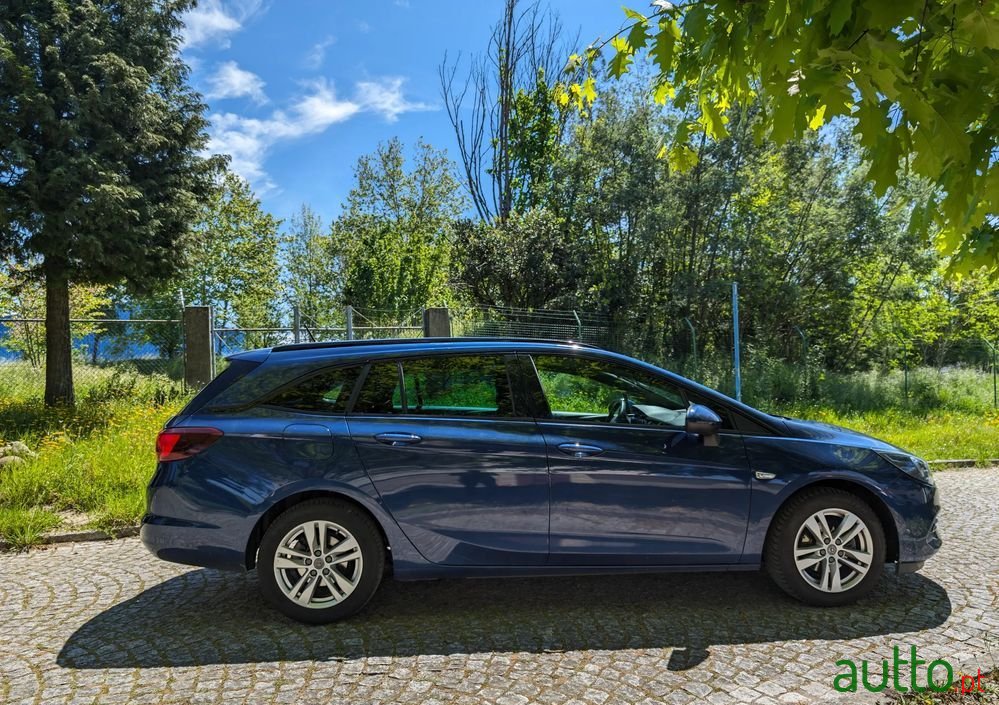 2020' Opel Astra Sports Tourer photo #2