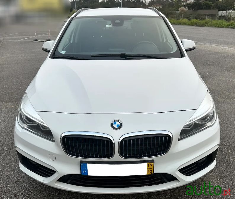 2017' BMW 225Xe Active Tourer photo #6