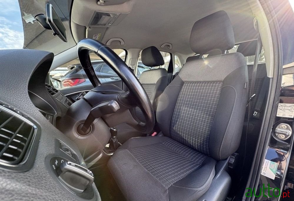 2017' Volkswagen Polo photo #2