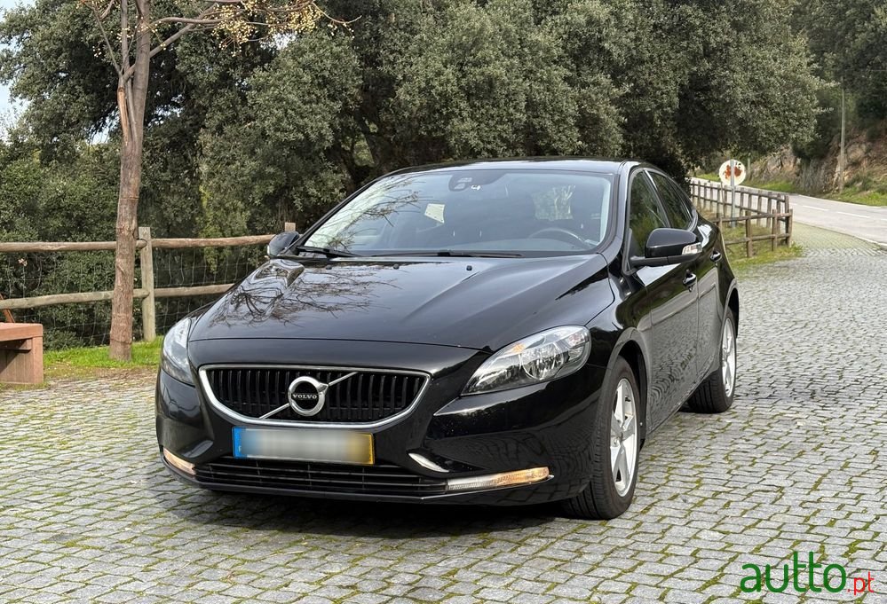 2016' Volvo V40 2.0 D2 Momentum Eco photo #4