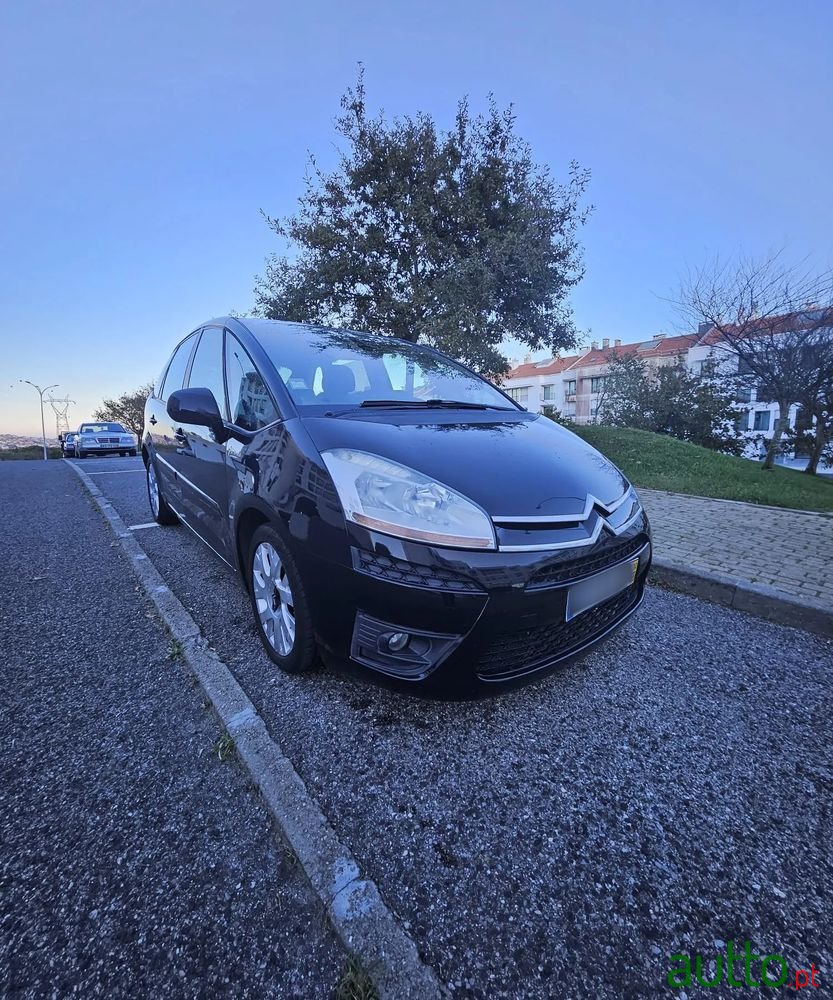 2010' Citroen C4 Picasso photo #1