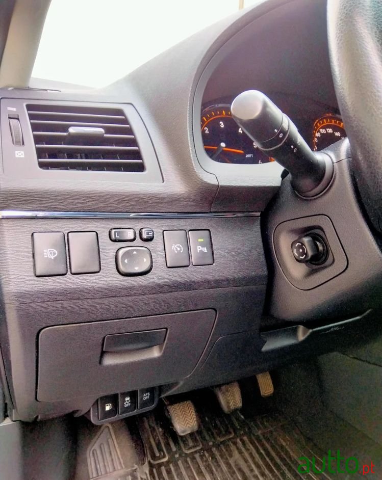 2010' Toyota Avensis photo #3