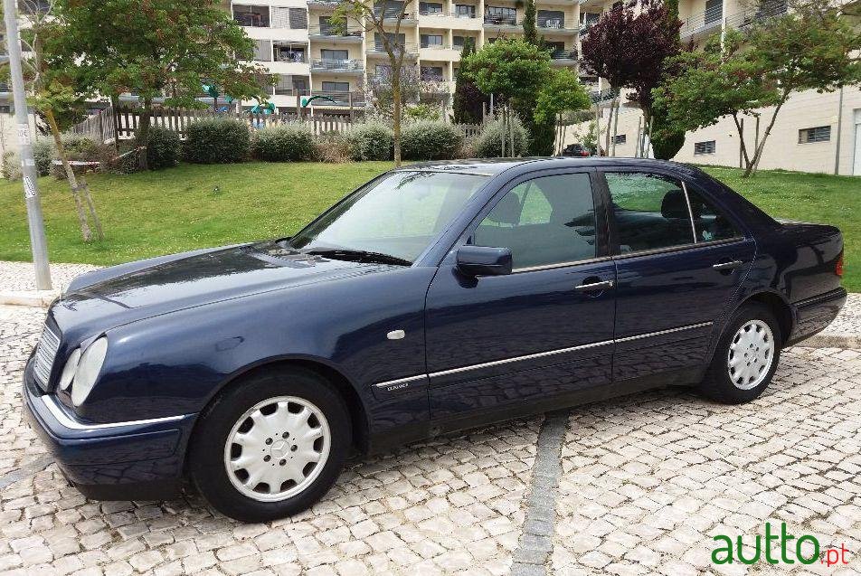 1996' Mercedes-Benz E-220 Elegance photo #2