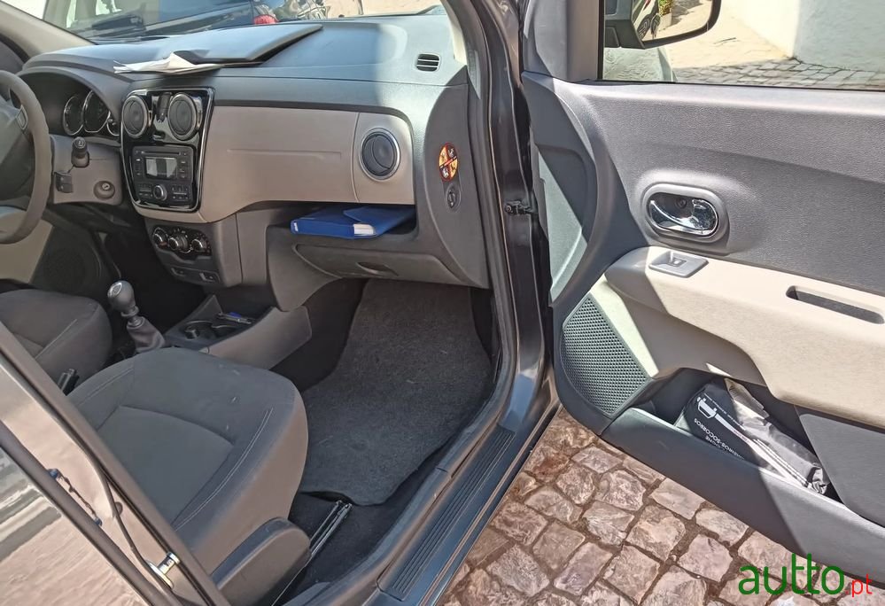 2013' Dacia Lodgy photo #5