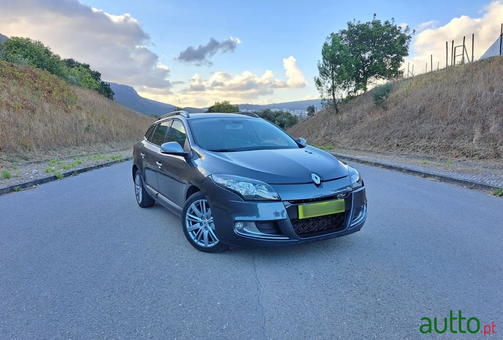 2012' Renault Megane Sport Tourer photo #2