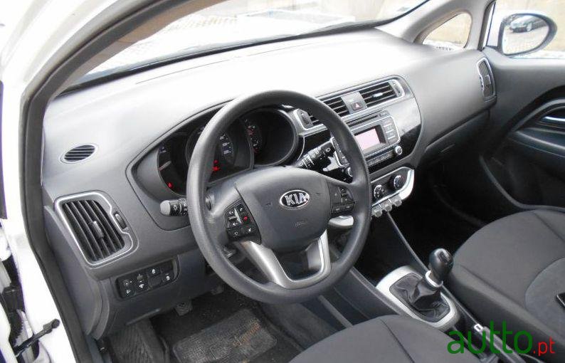 2015' Kia Rio photo #3