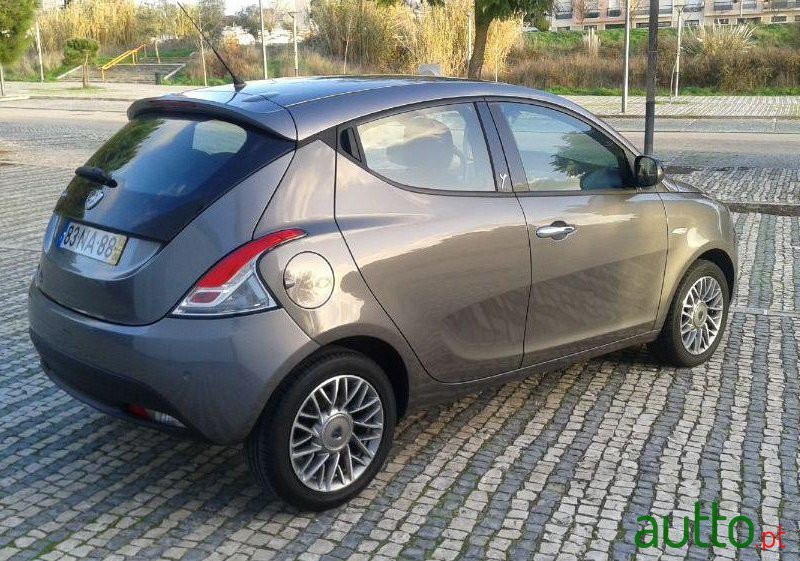 2012' Lancia Ypsilon 1.2 S&Amp photo #2