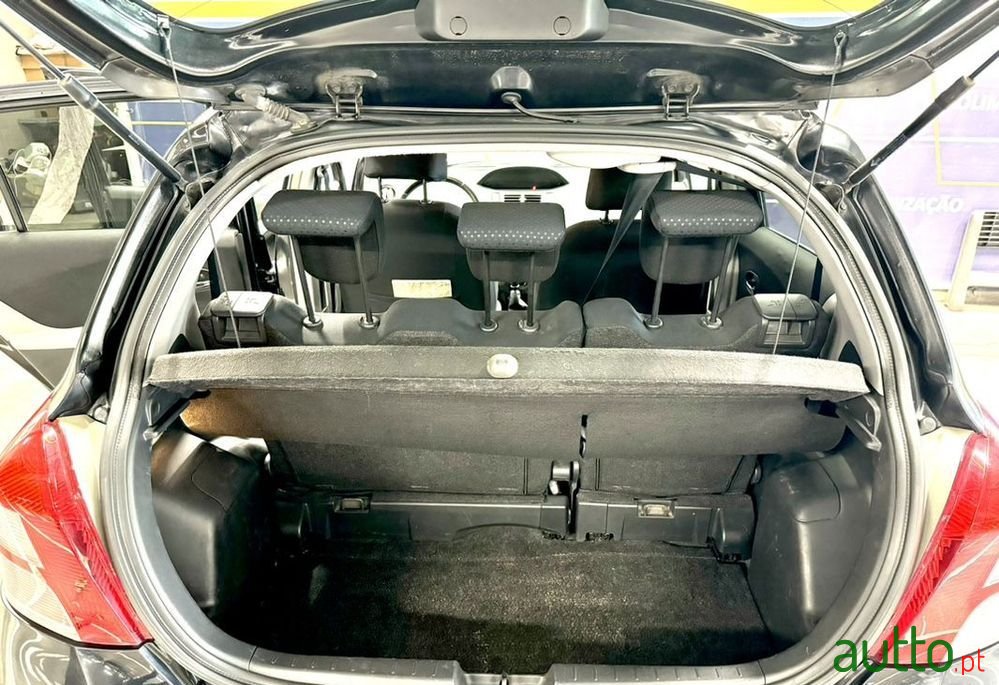 2010' Toyota Yaris photo #4