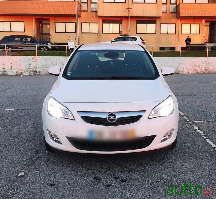 2010' Opel Astra photo #2