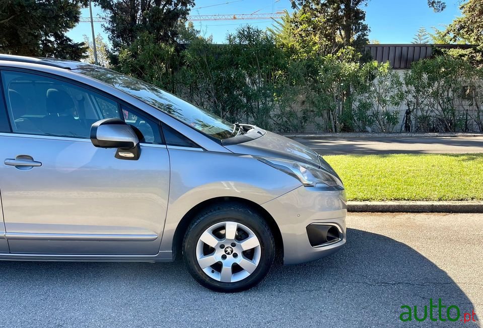 2014' Peugeot 5008 photo #2