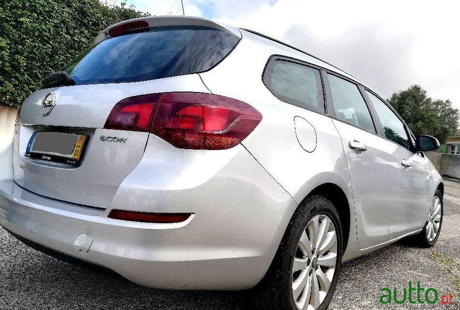 2011' Opel Astra Sport Tourer photo #1