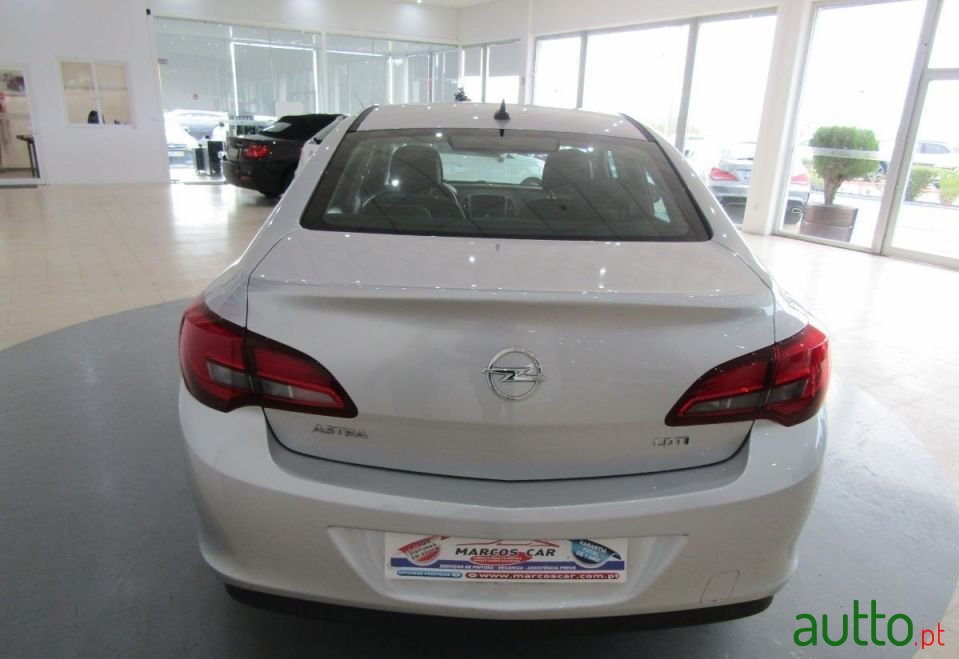 2015' Opel Astra photo #4