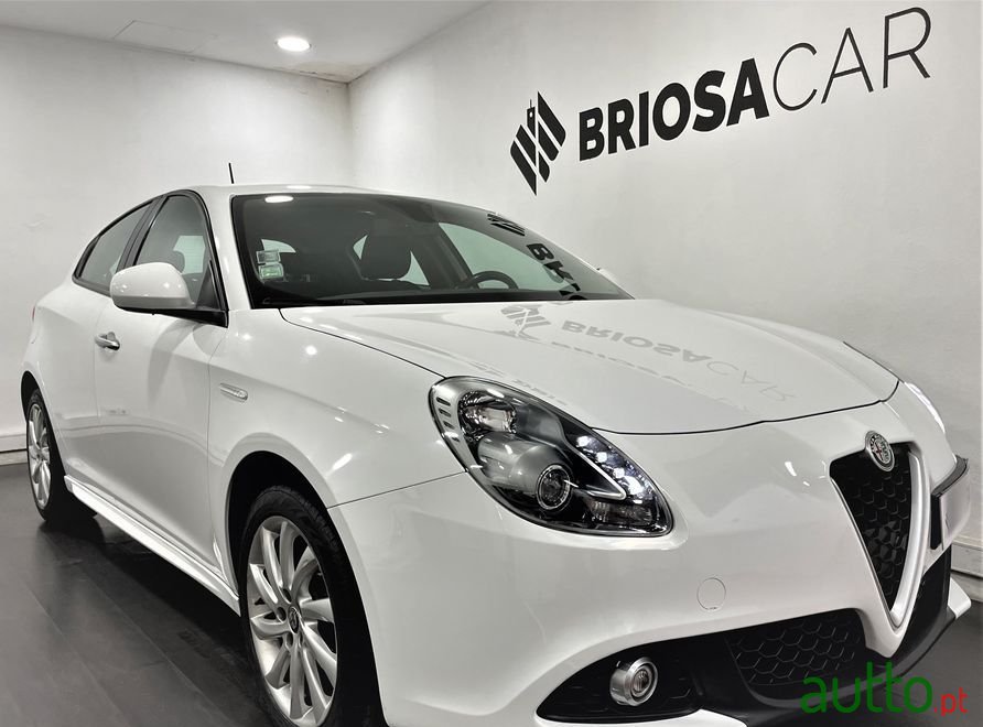 2016' Alfa Romeo Giulietta photo #1