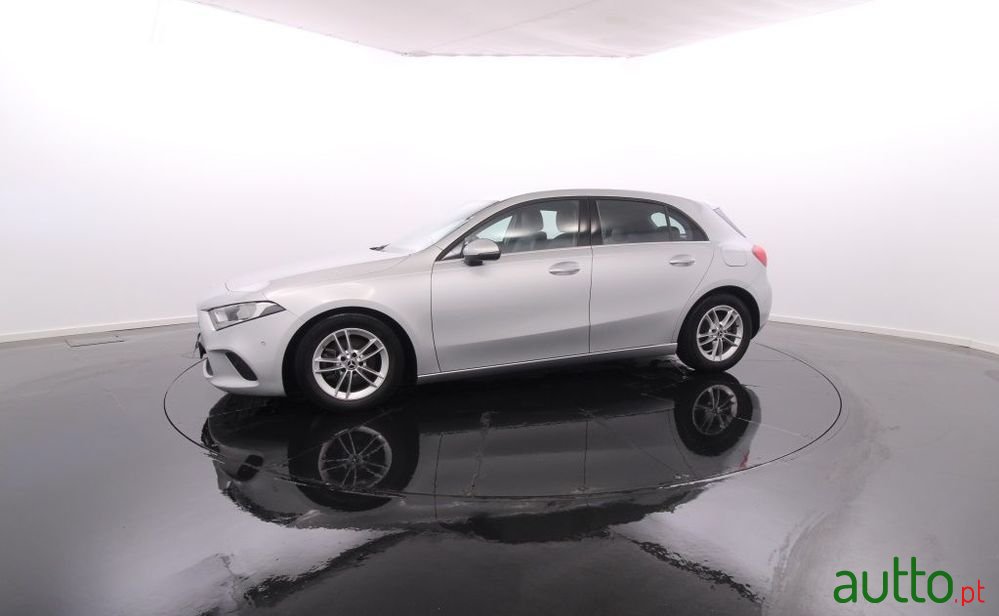 2020' Mercedes-Benz A 160 Style photo #2