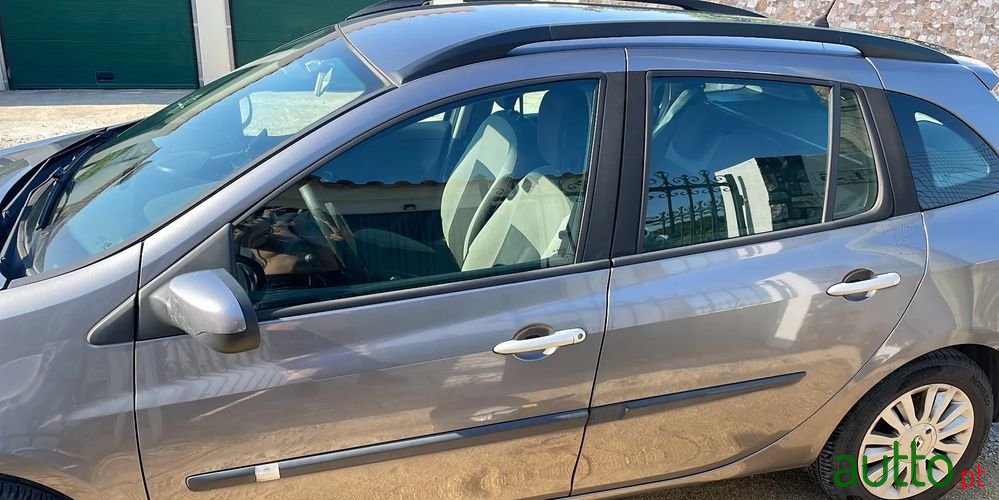 2011' Renault Clio photo #6