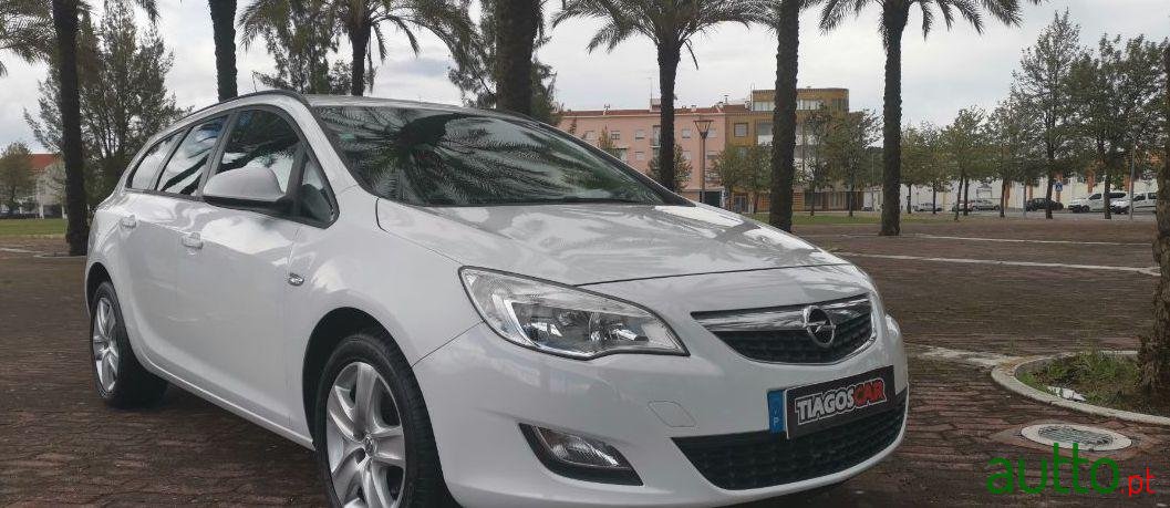 2011' Opel Astra Sports Tourer photo #1