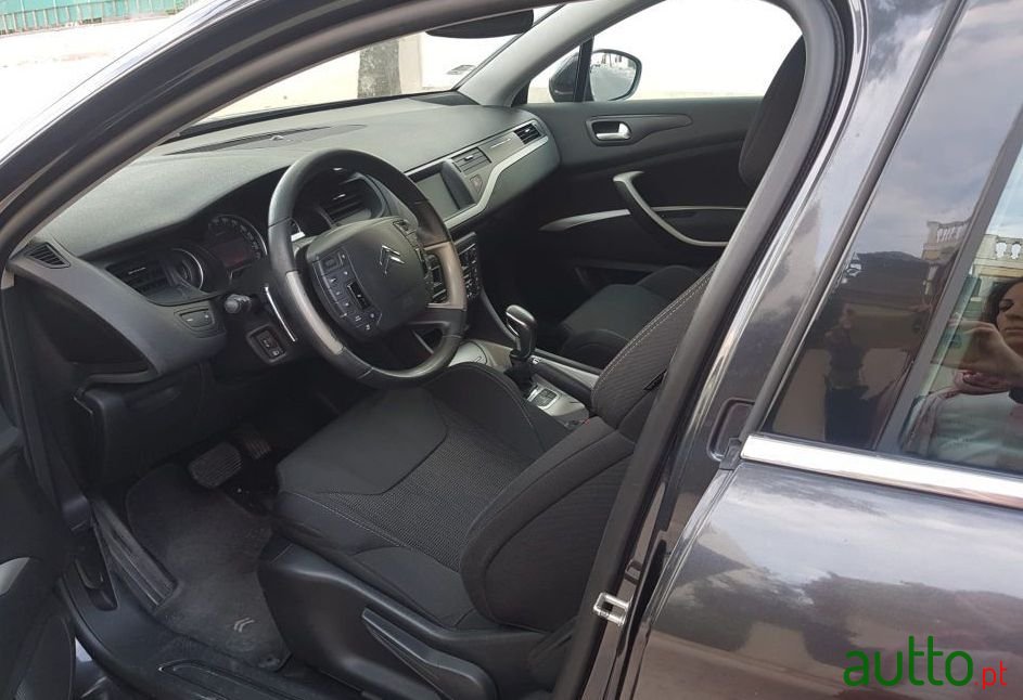 2011' Citroen C5 Tourer photo #3