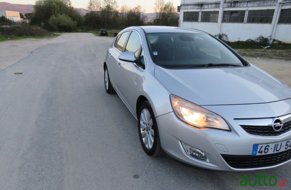 2010' Opel Astra photo #1