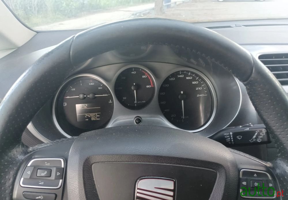 2010' SEAT Leon photo #3