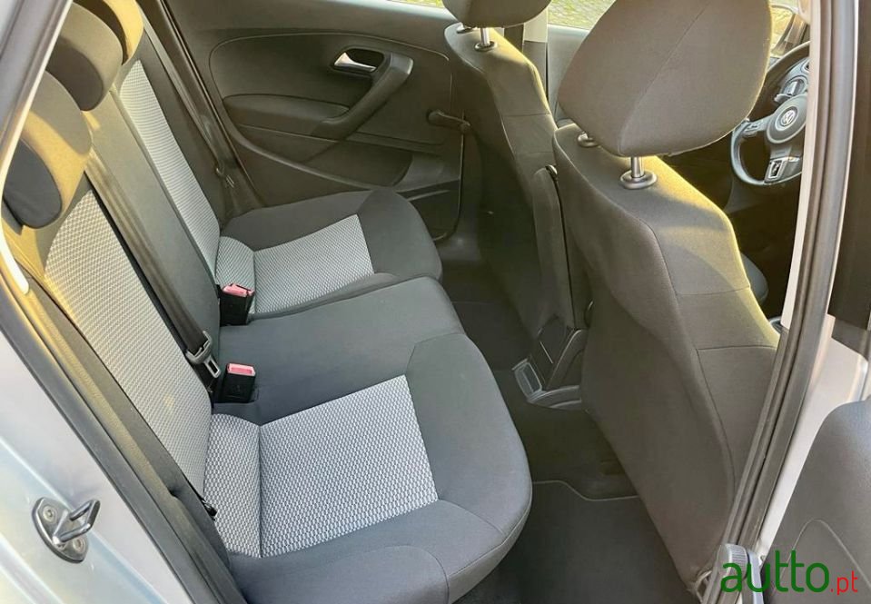 2011' Volkswagen Polo photo #5