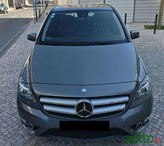 2011' Mercedes-Benz B-180 photo #2