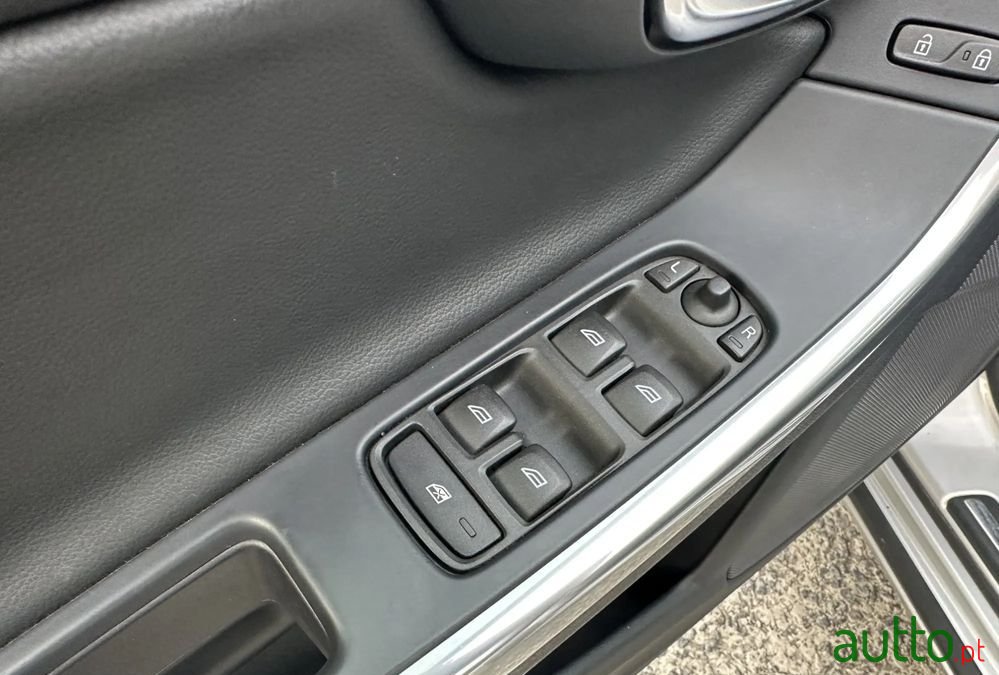 2018' Volvo V60 2.0 D2 Kinetic photo #5